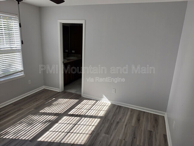 Building Photo - 25 Barnett Shoals Dr
