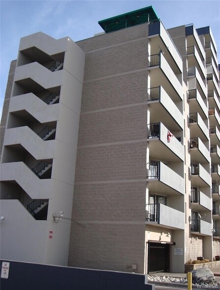 Building Photo - 601 W 11th Ave