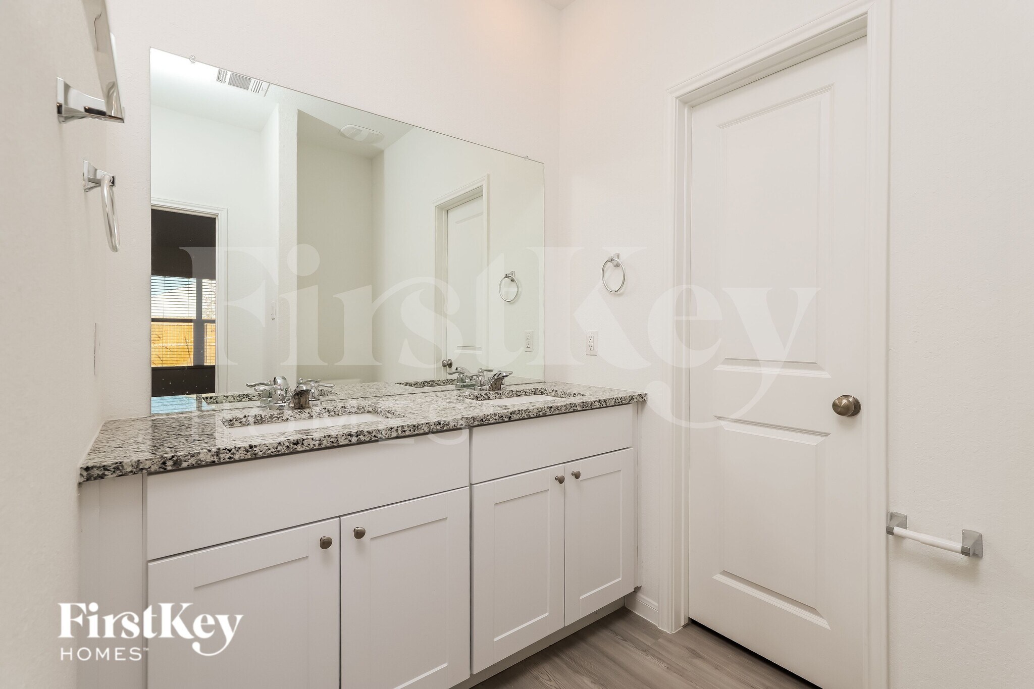 Building Photo - 10710 Vinateros Dr