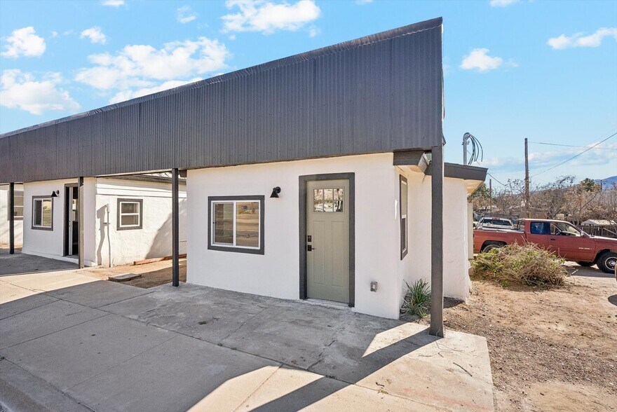Building Photo - 890 E Ash St