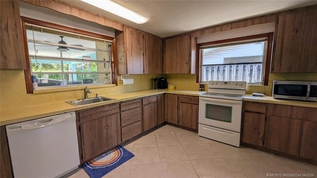 Building Photo - 1097 NE Kubin Ave