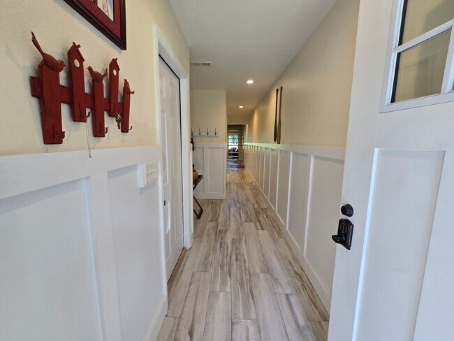 Building Photo - Stunning 2 Bed / 2.5 Bath Townhouse with G...
