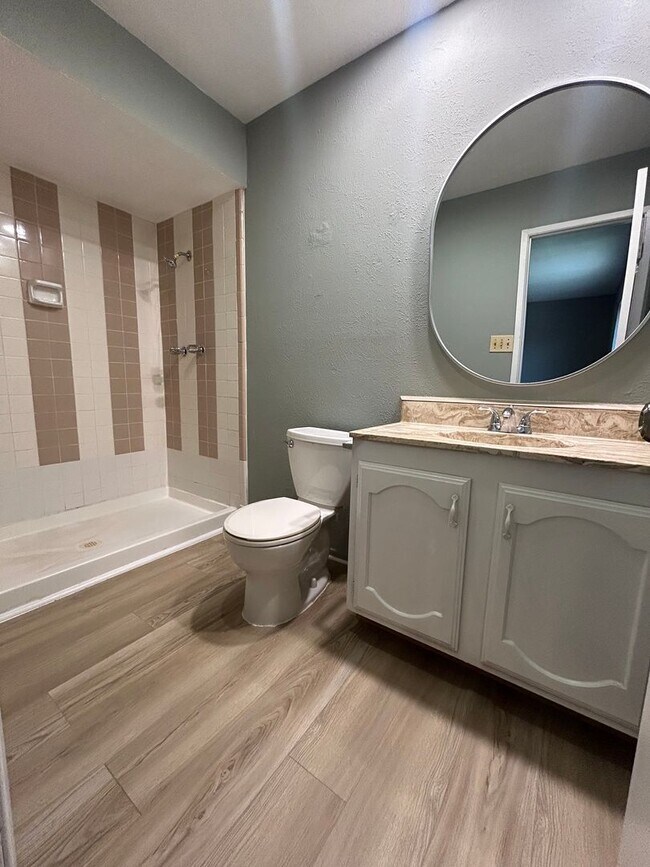 Building Photo - Blend of comfort and convenience