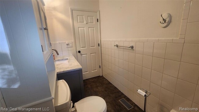 Building Photo - 6555 Manson Dr