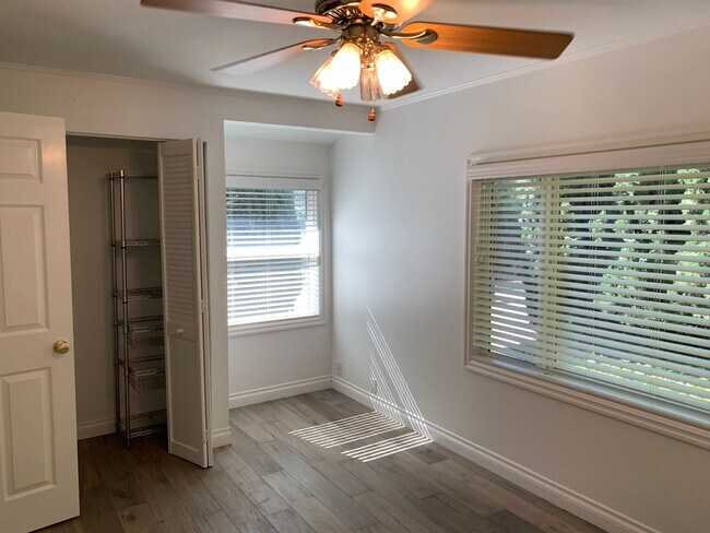 Building Photo - Charming 3+1 Canyon Country Cutie Nestled in the Hills!