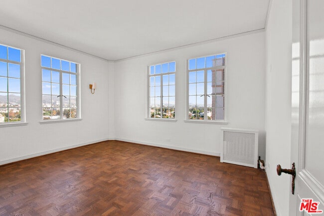 Building Photo - 450 N Rossmore Ave