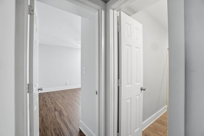 Building Photo - Beautifully Updated Condo with High-End Finishes Throughout