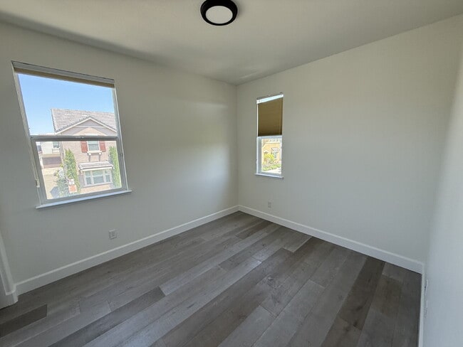 Building Photo - Beautiful Newer Built 3 Bed/2.5 Bath Detac...