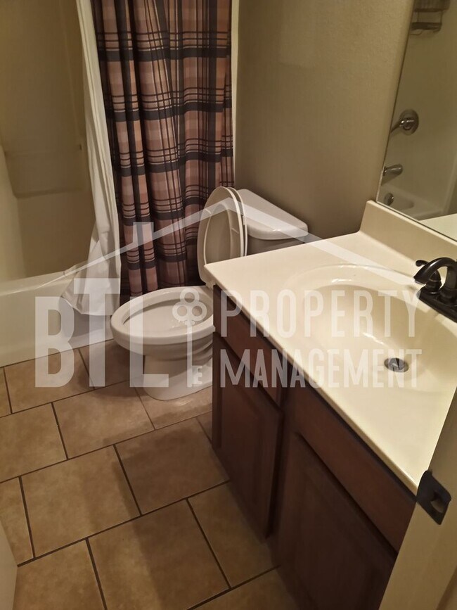 Building Photo - Beautiful 3 Bedroom Condo with a Lake View!