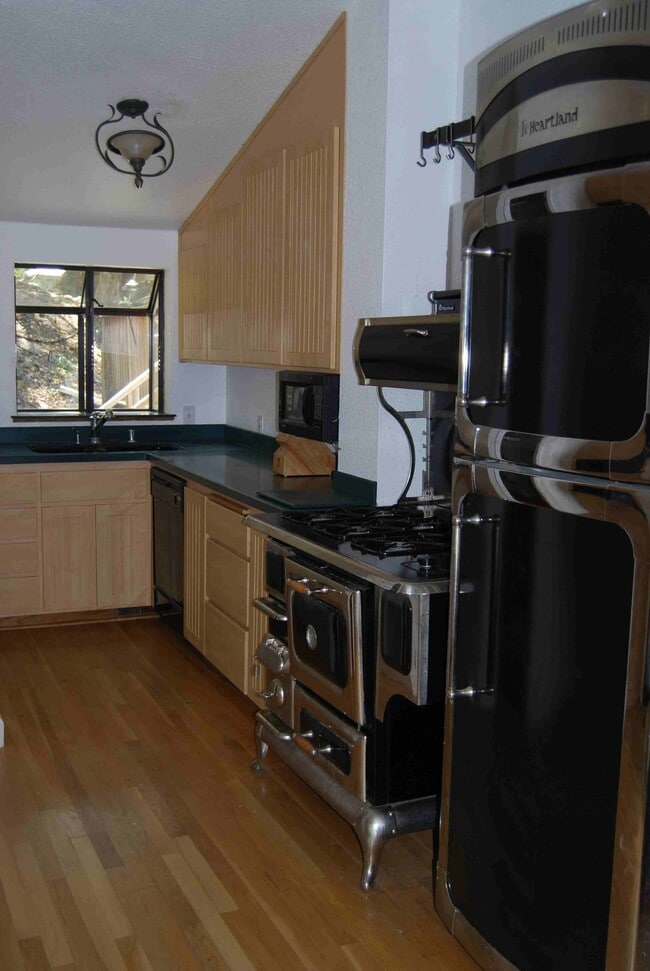 Building Photo - 12061 Pleasant Way
