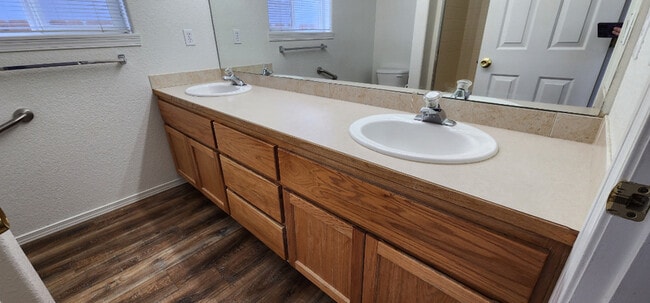 Building Photo - 735 NE Negus Pl