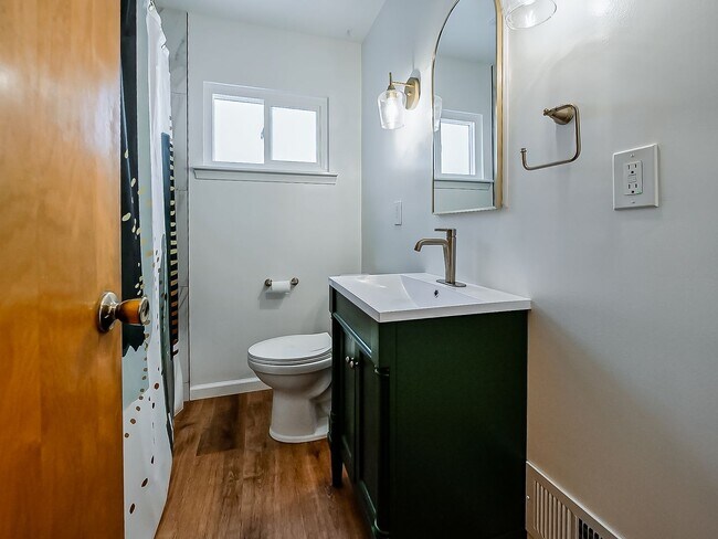 Building Photo - AVAILABLE NOW! Spacious 4-Bed Gem in the Heart of Clawson!