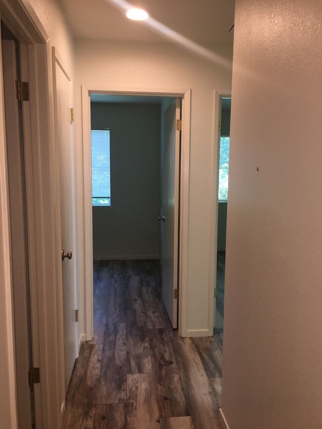 Building Photo - Three Bedroom Townhouse Style Apartment wi...