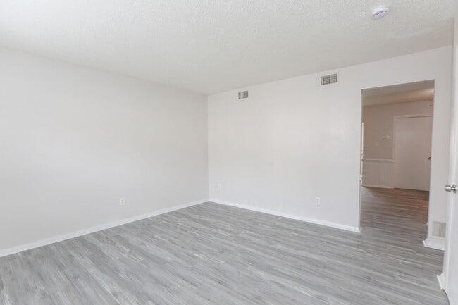 Building Photo - Bright, Updated & Prime Location!