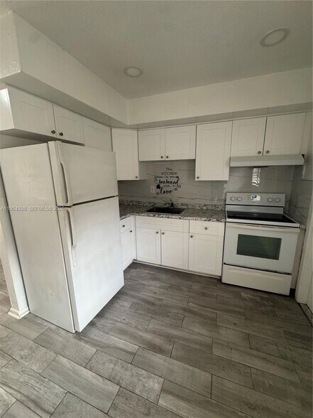 Building Photo - 2505 NW 13th Ct