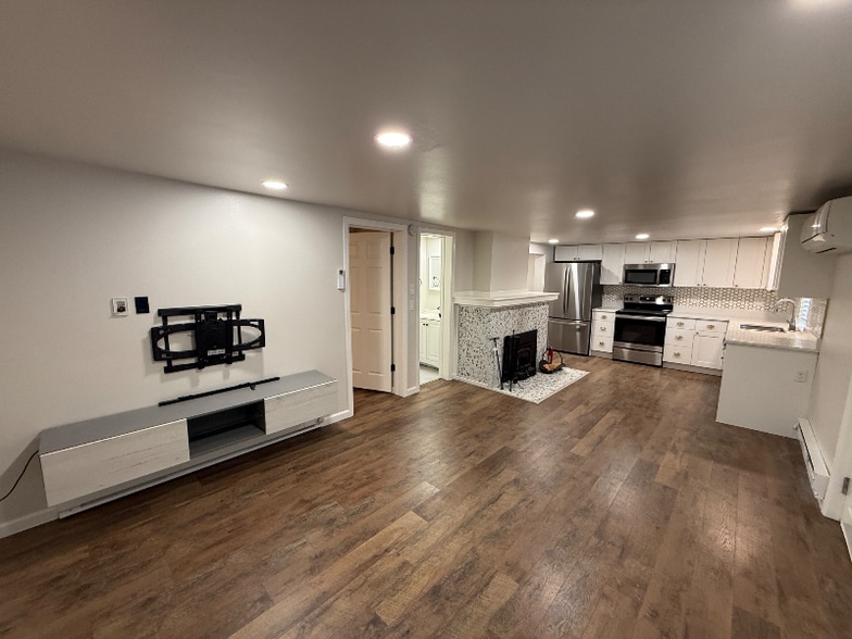 Building Photo - 8255 Oak St