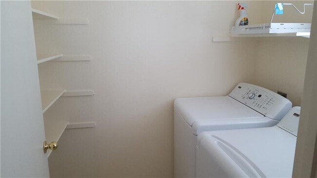 Building Photo - 525 Celery Loop