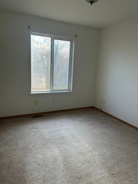 Building Photo - 507 W Shore Dr