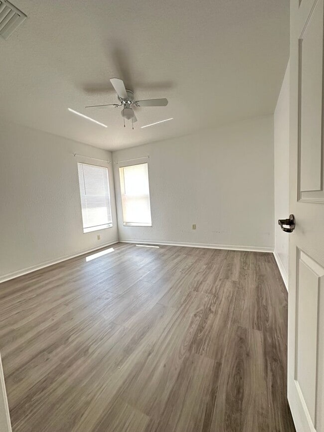 Building Photo - GREAT LOCATION! Four bedrooms, 3 Baths, Family Room