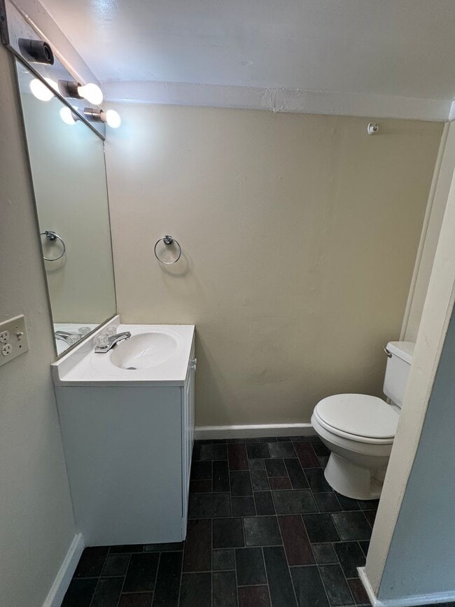 Building Photo - Private 3/2.5 Home with bonus room- $1,895