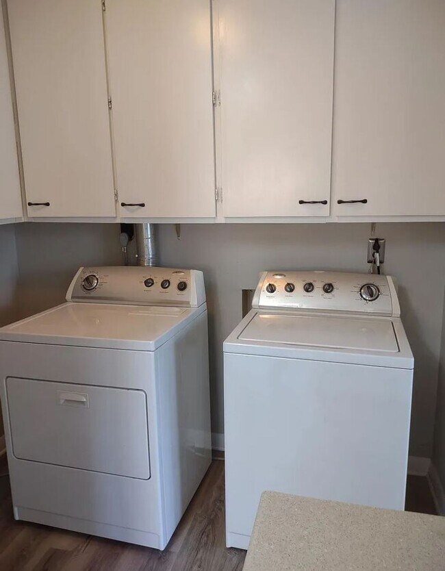 Building Photo - Updated 3 bedroom home located off Bardsto...