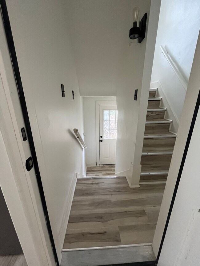 Building Photo - Updated 3 Bedroom Duplex