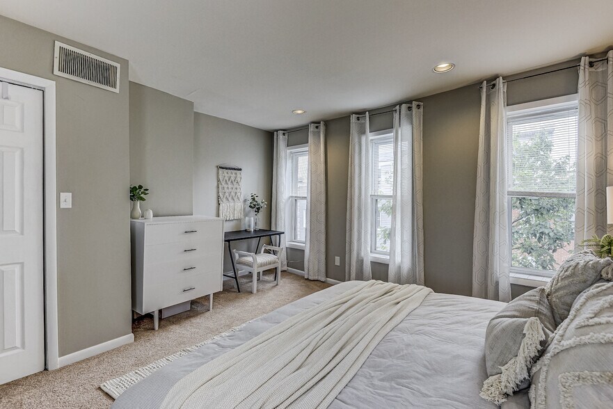 Building Photo - 1736 Light St