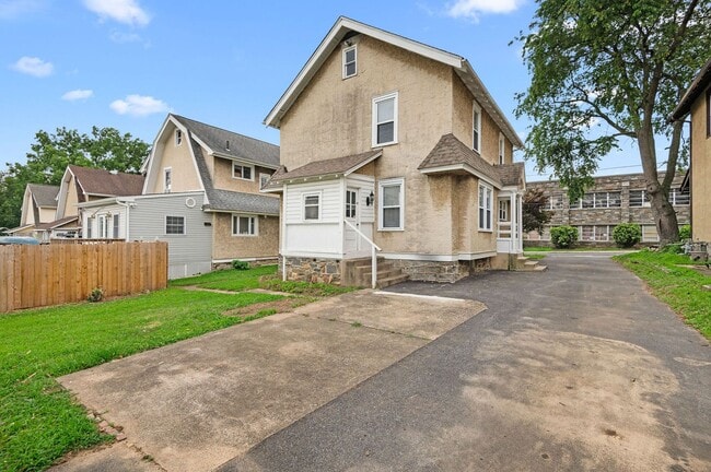 Building Photo - Single family home with hardwood floors th...