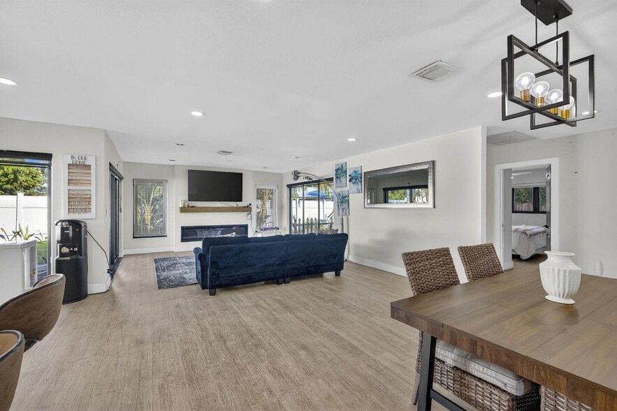 Building Photo - 2601 NE 8th Ct