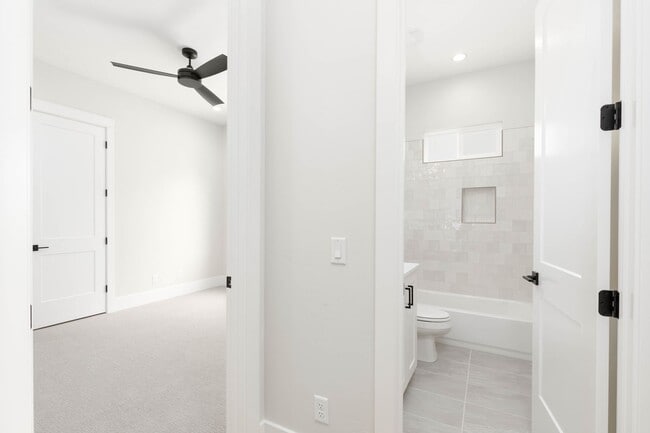 Building Photo - Stunning  4 bed | 3 bath | 3 car garage cu...
