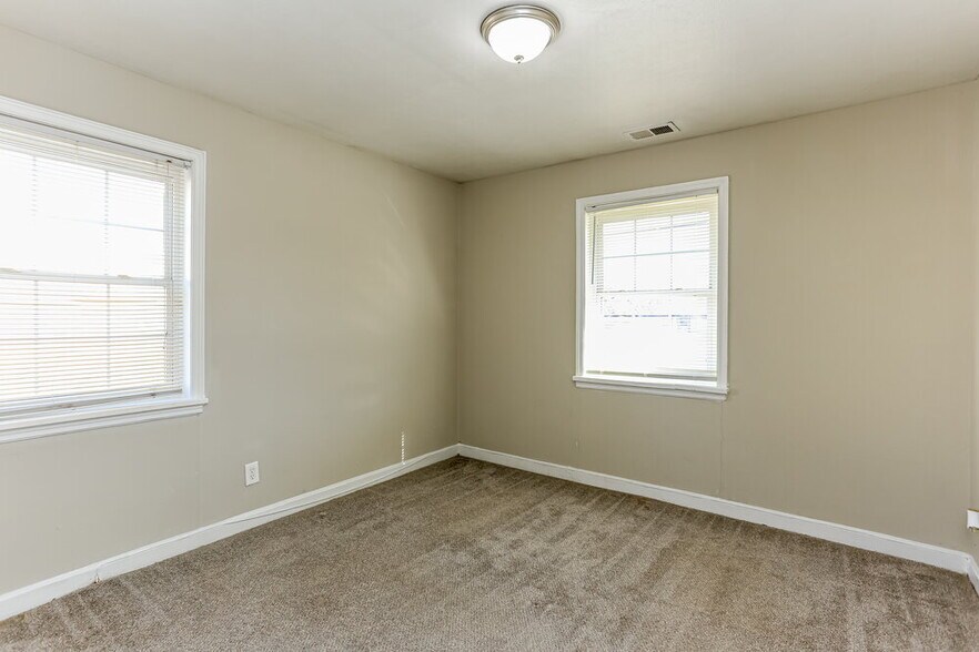 Building Photo - 5299 Sharon St