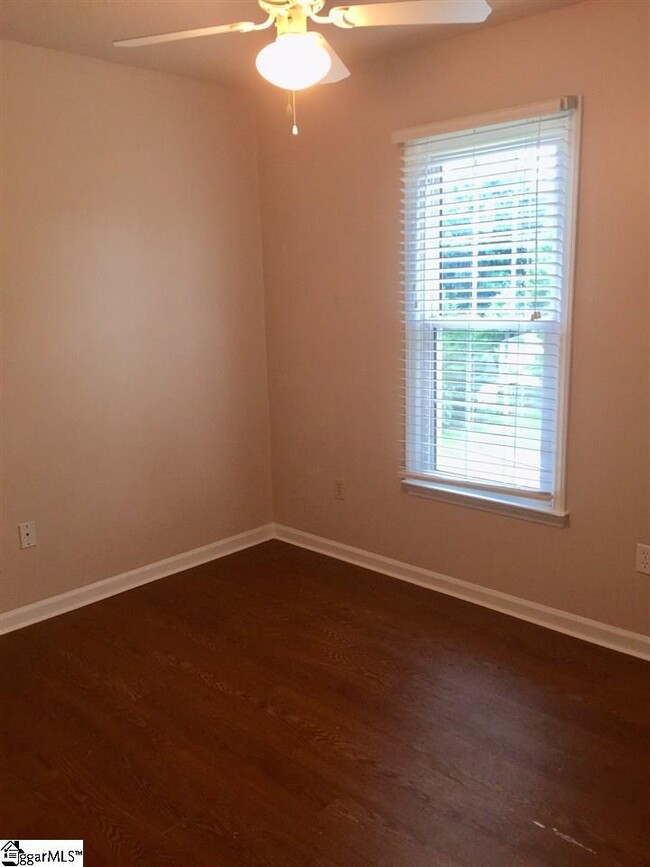 Building Photo - 305 Laurel Tree Ln