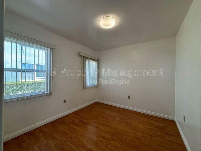 Building Photo - 629 W Glenoaks Blvd