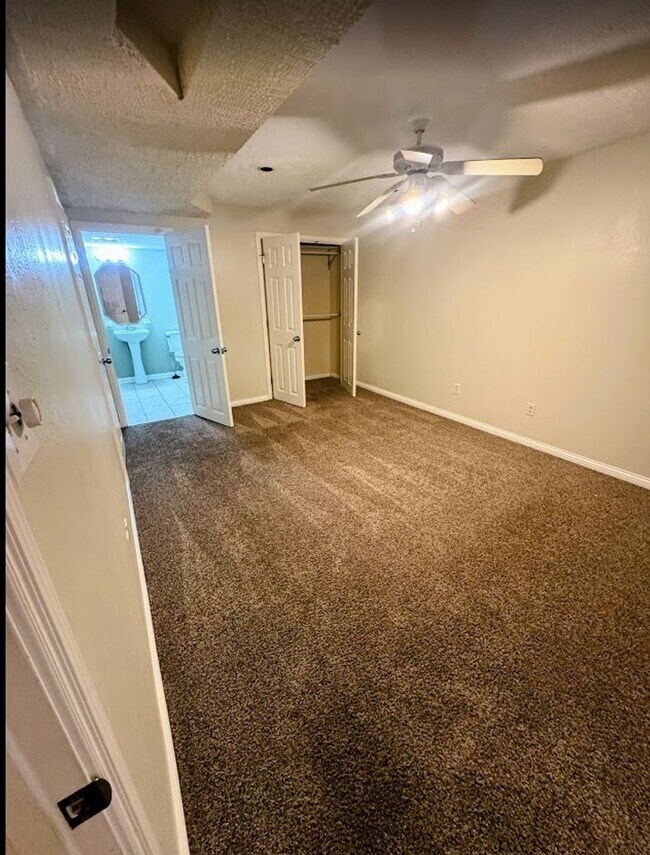 Building Photo - Beautiful spacious 4 bed 4 bath Family Home