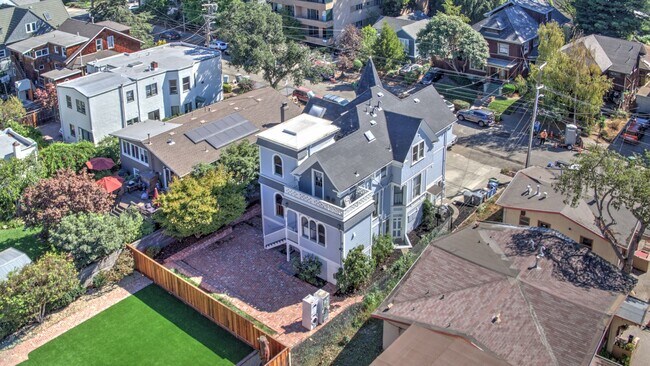 Building Photo - 2225 Blake St