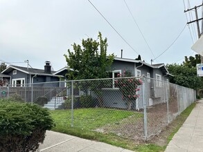 Building Photo - Charming corner lot with great natural light