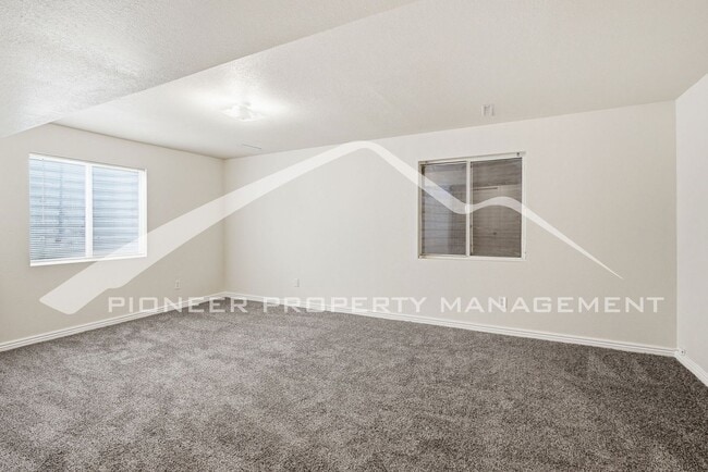 Building Photo - Spacious Home with Central AC and Fenced Yard