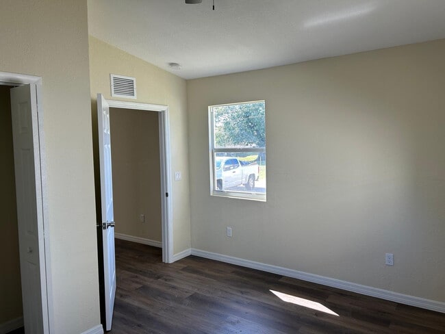 Building Photo - 371 Banyan Ave