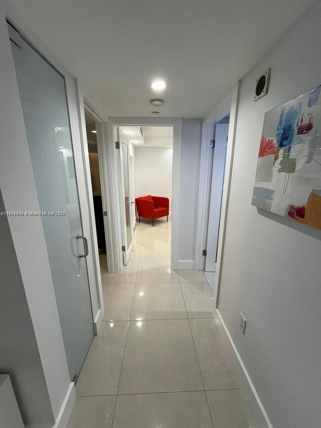 Building Photo - 1700 NW N River Dr