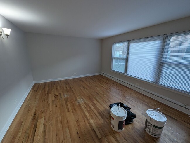 Building Photo - Ravenswood Renovated One Bedroom