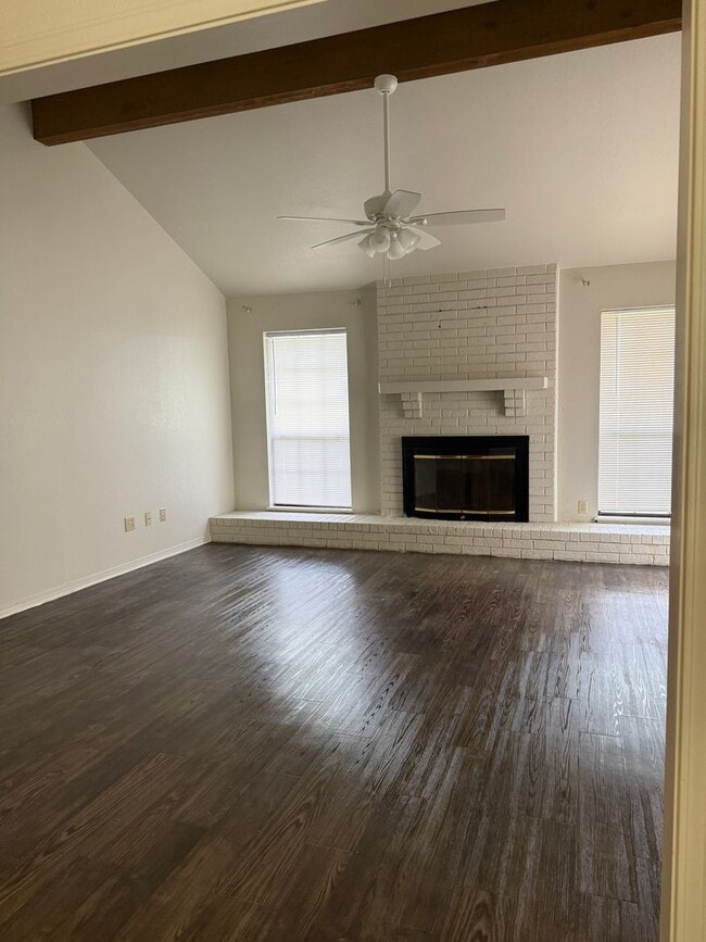 Building Photo - 2 Bedroom/ 2 Bathroom Townhome