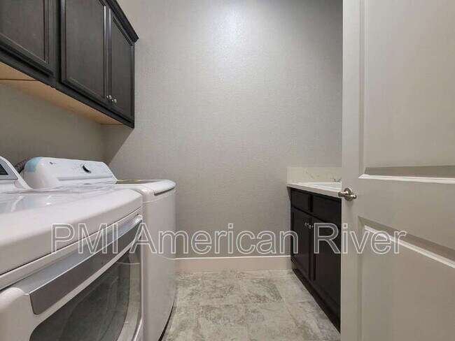 Building Photo - 8099 Traditions Ct