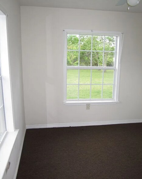 Building Photo - 706 Leonard Dr