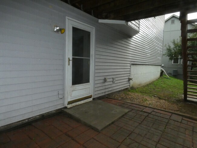 Building Photo - 6544 NW Gilly Rd