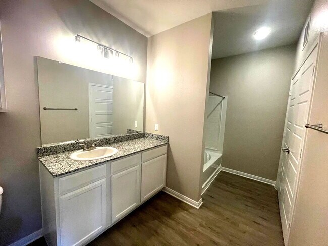 Building Photo - 300 Willow Grv Wy