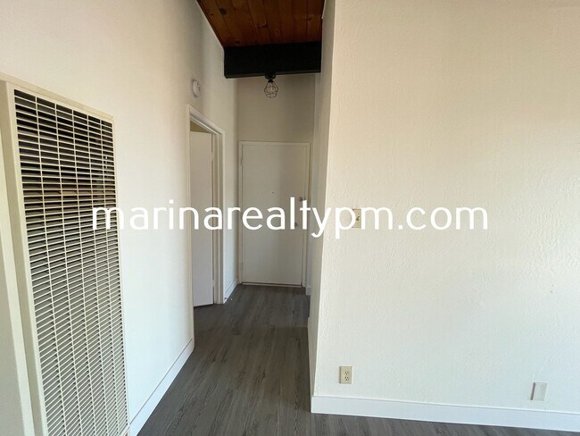 Building Photo - 1-Bedroom 1-Bath New Appliances New Carpet...