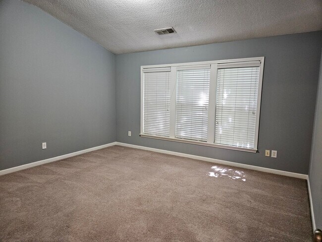 Building Photo - Rare 3 bed 2.5 bath Townhome home located ...
