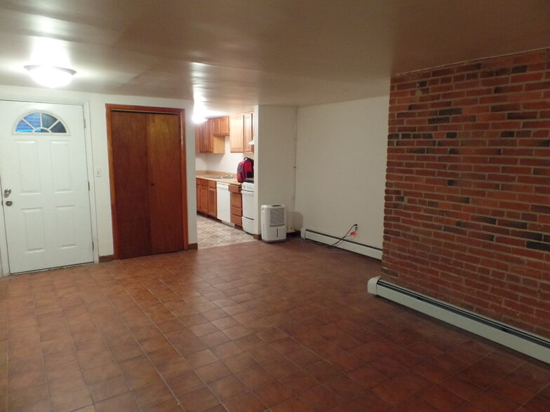 Private seperate entrance - 1600 Bolton St