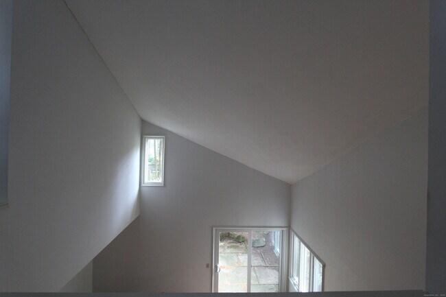 Building Photo - 6 Lyle Ct