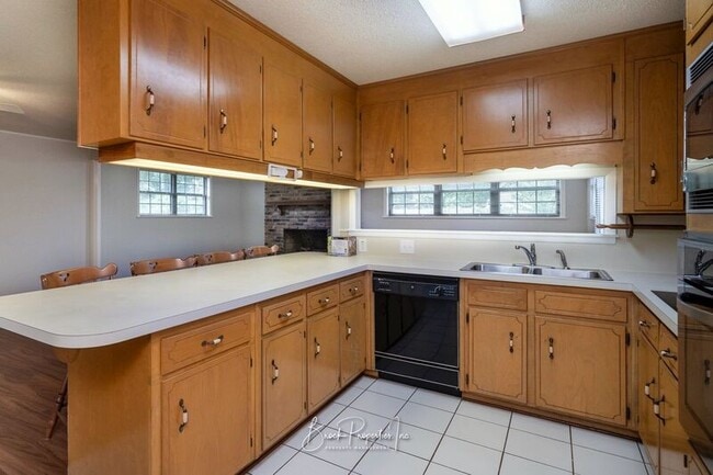 Building Photo - 6395 Duquesne Dr